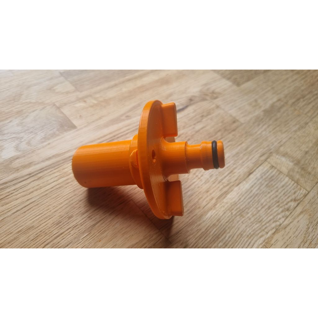 Wassertankadapter passend für Gardena und Fiamma – im eingebauten Zustand, 3D-gedruckt von Parture