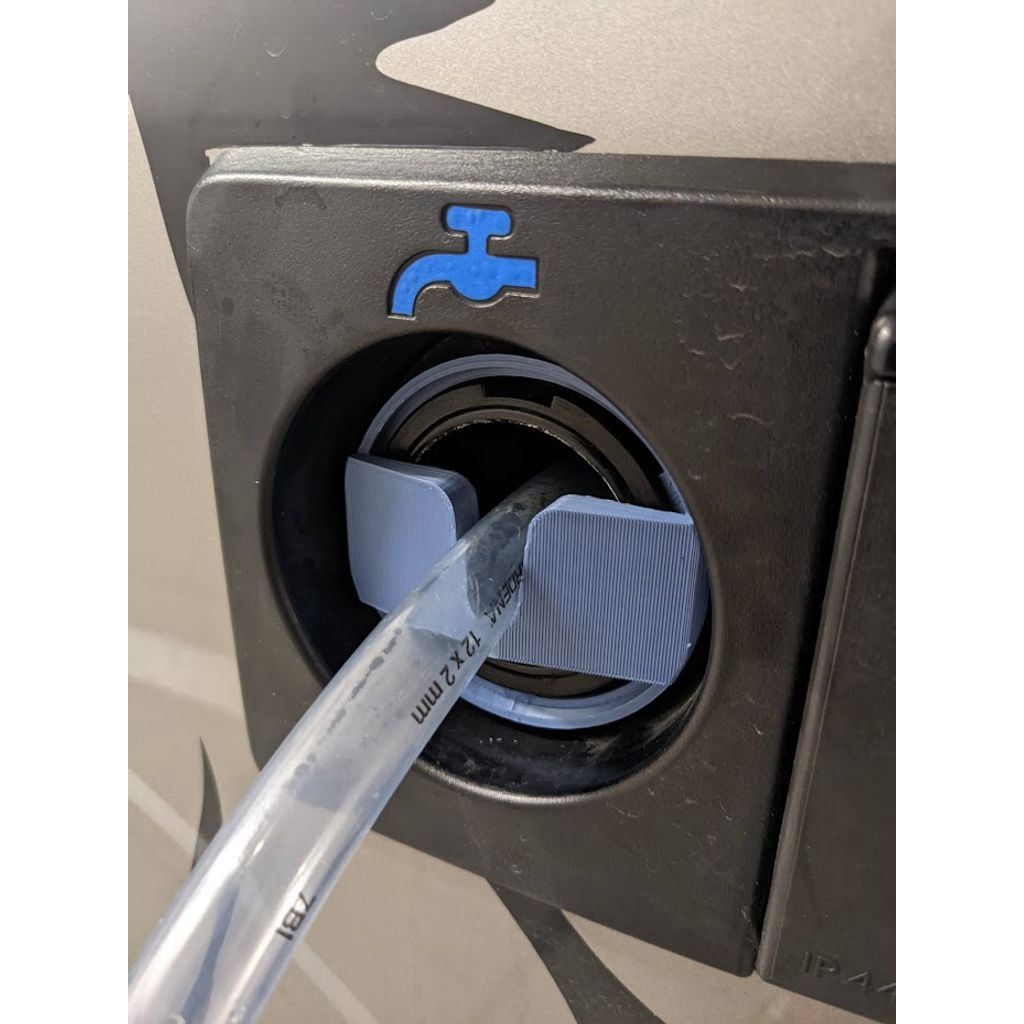 Wasserschlauchklemme passend für VW California – im eingebauten Zustand, 3D-gedruckt von Parture