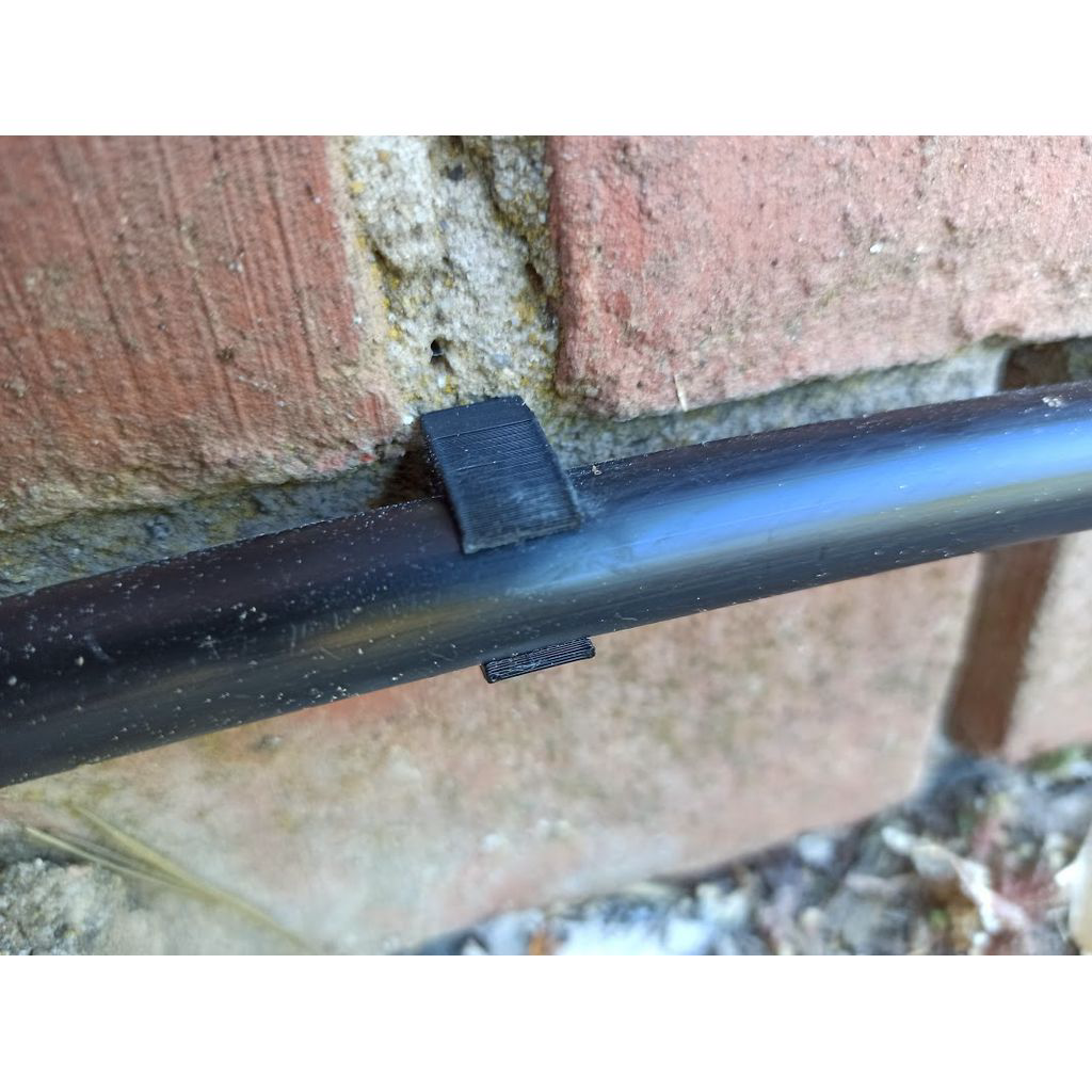 Schlauchklemme 13mm passend für Gardena Micro Drip – im eingebauten Zustand, 3D-gedruckt von Parture