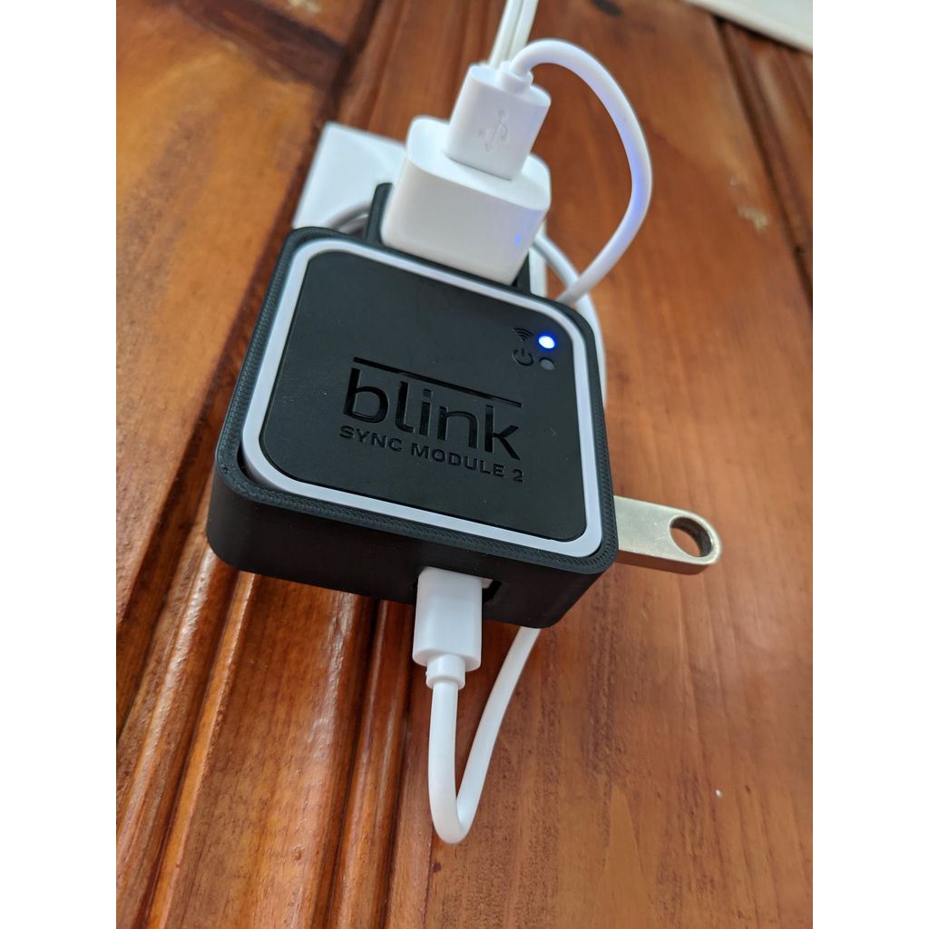 Steckdosenhalterung passend für Blink Sync Module 2 – im eingebauten Zustand, 3D-gedruckt von Parture