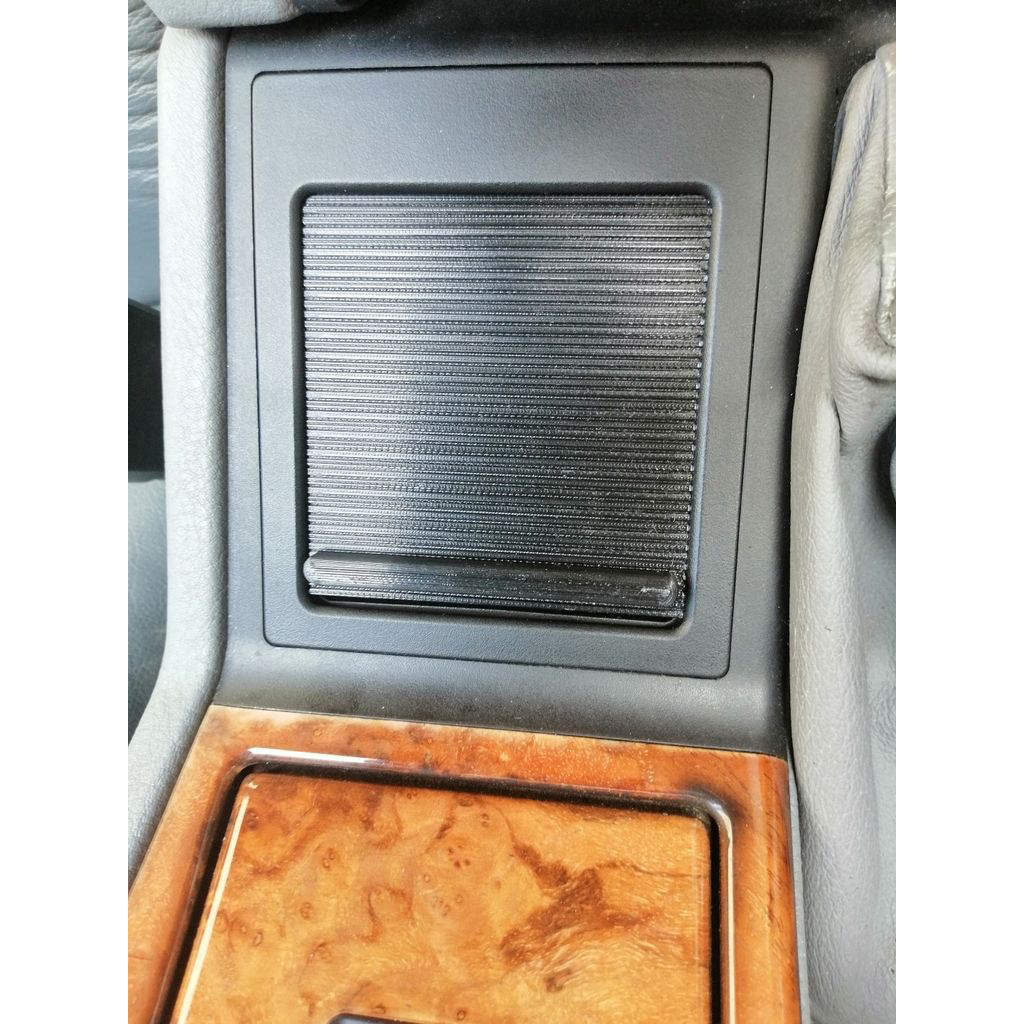 Abdeckung passend für Mittelbox passend für BMW E39 – im eingebauten Zustand, 3D-gedruckt von Parture